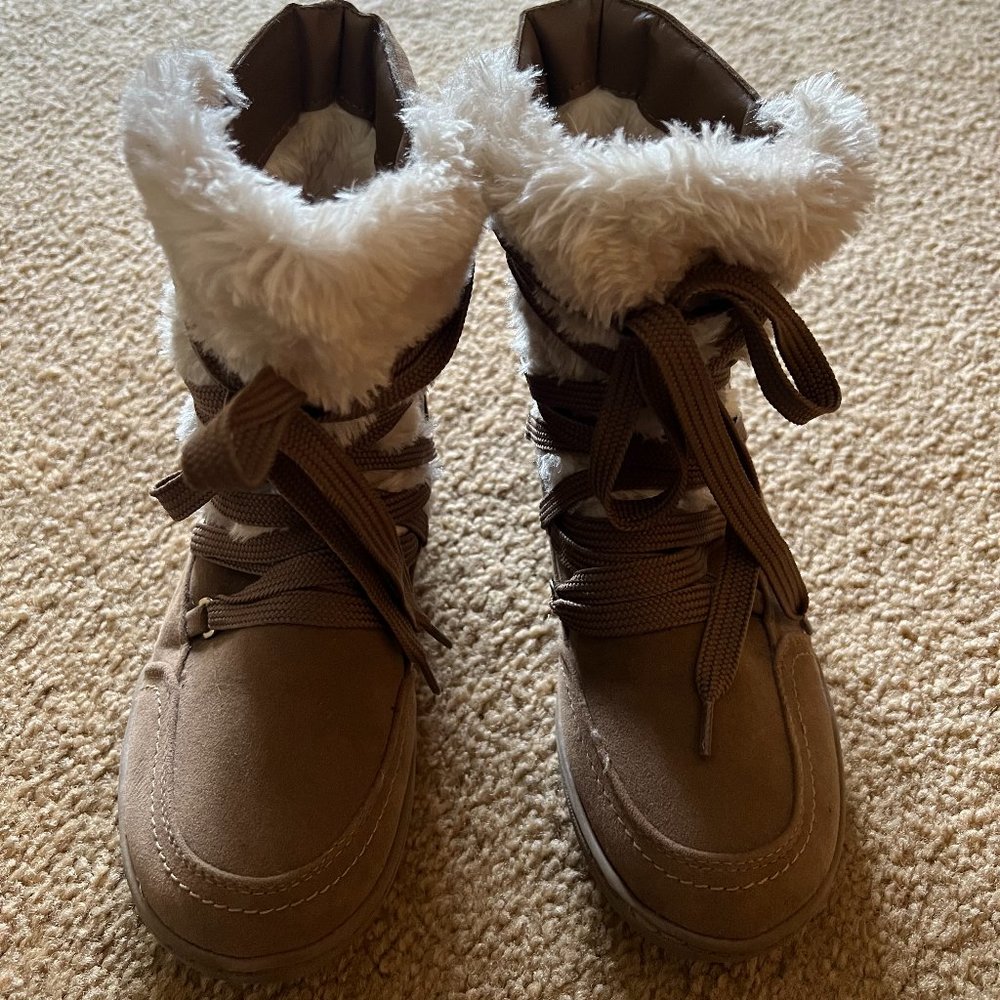 Guess Women/Girl Beige Moccasins boot with fur trim Size 6.5M